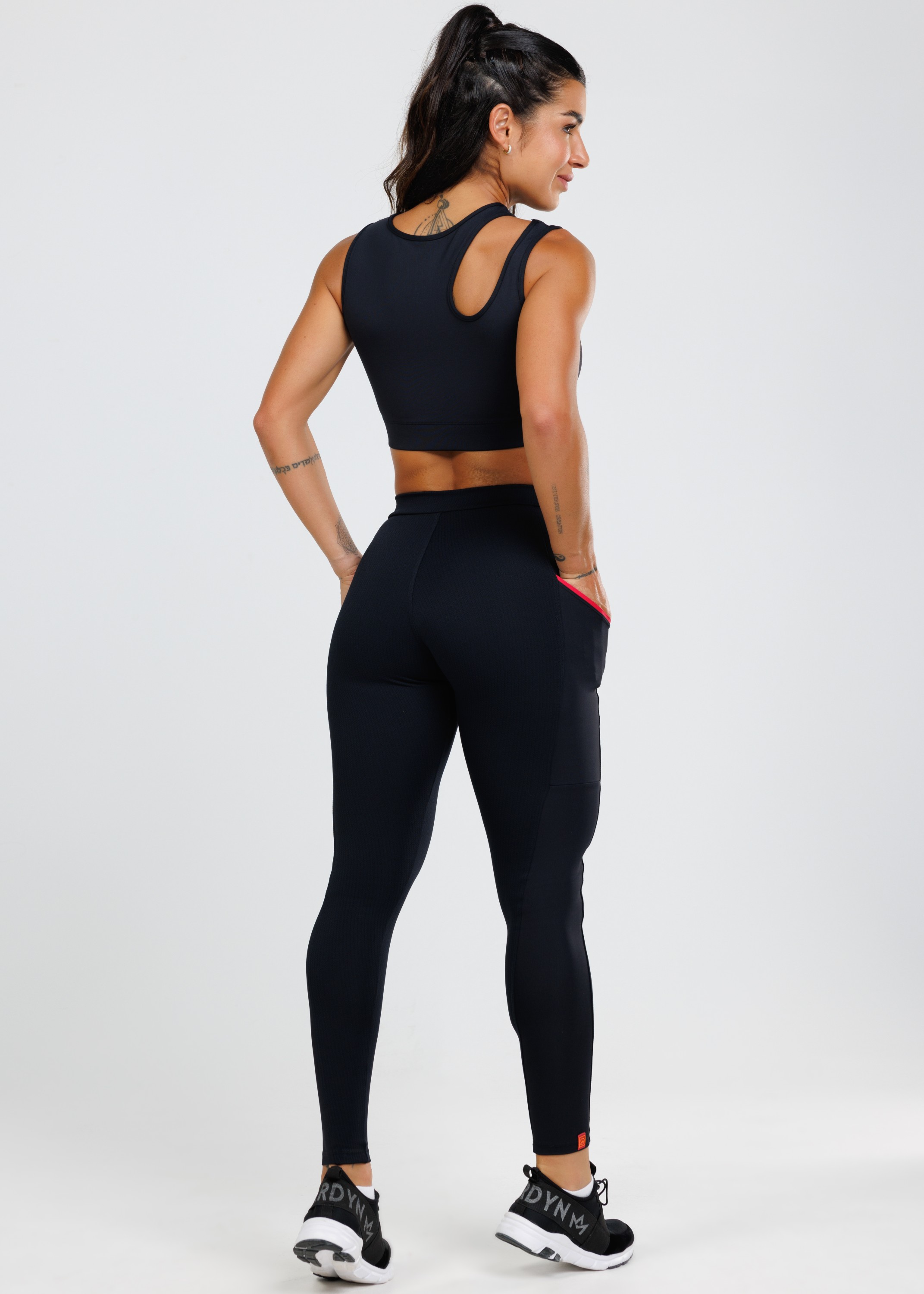 Calça Legging Enigmatic Assimétrica em Suplex de Poliamida