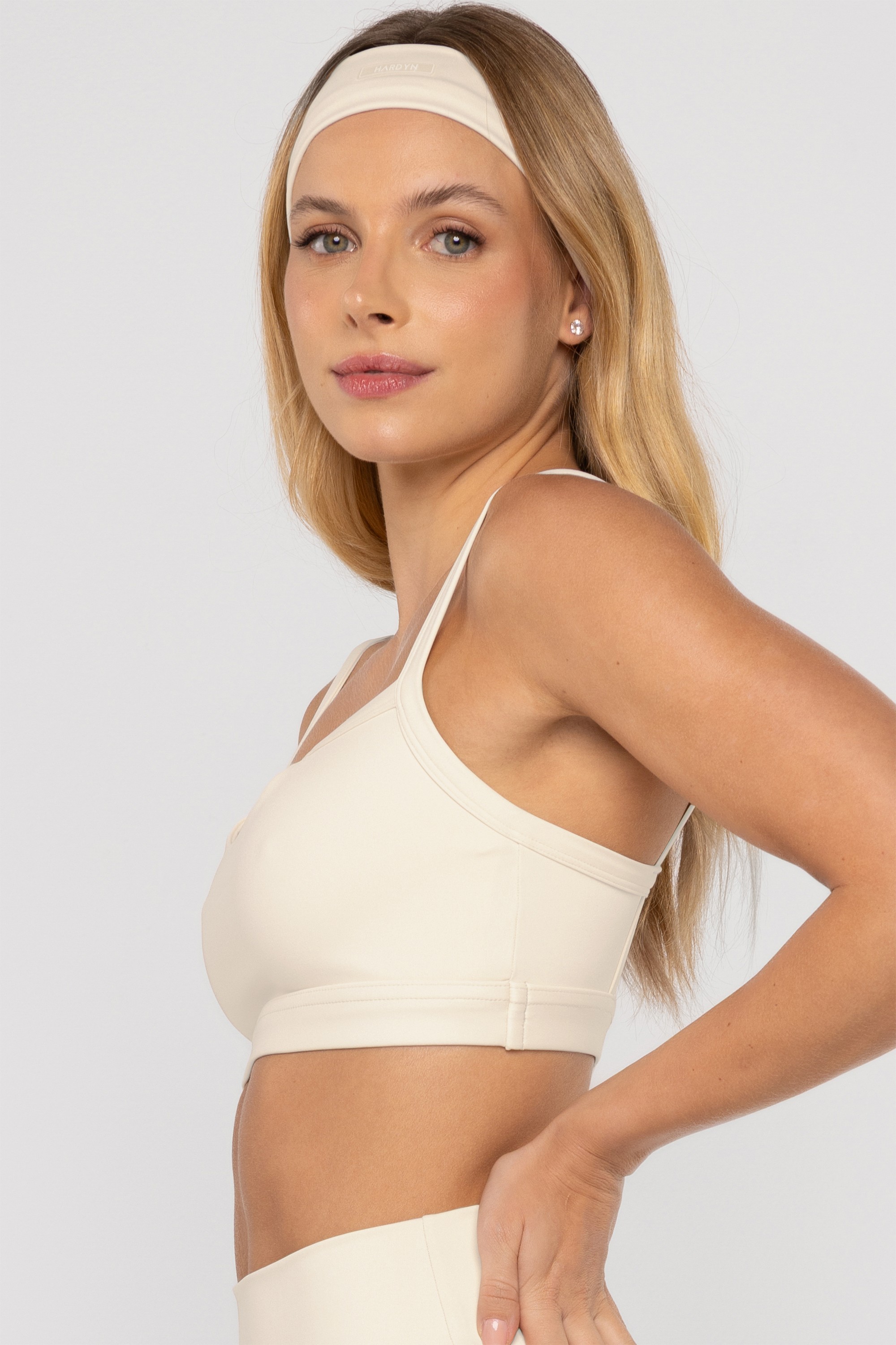 Top Off White com Alças Finas e Recorte no Busto